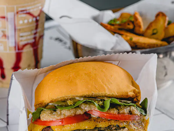 COMBO PLANT BURGER + BATATA RÚSTICA + BEBIDA REFRESCANTE