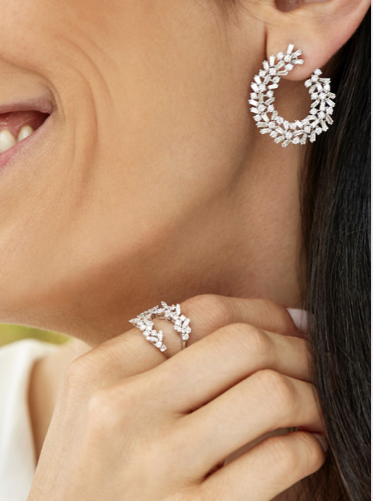 Brinco e anel em ouro branco 18k e diamantes